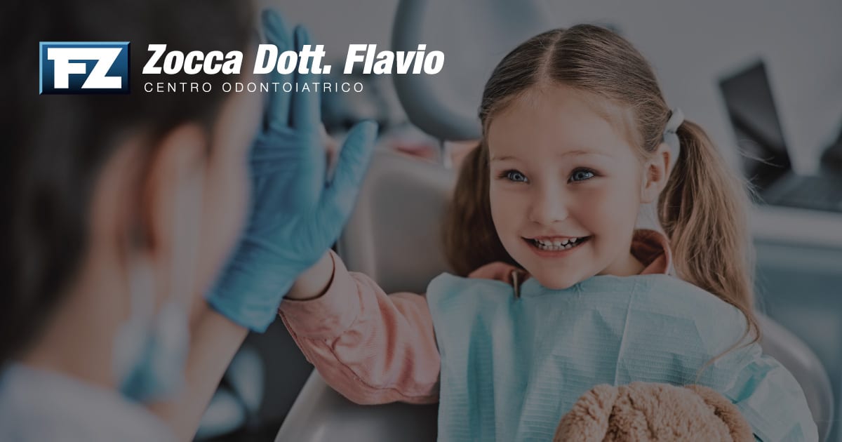 Bambini e dentista, quando fare la prima visita dall’odontoiatra? Guida completa per i genitori